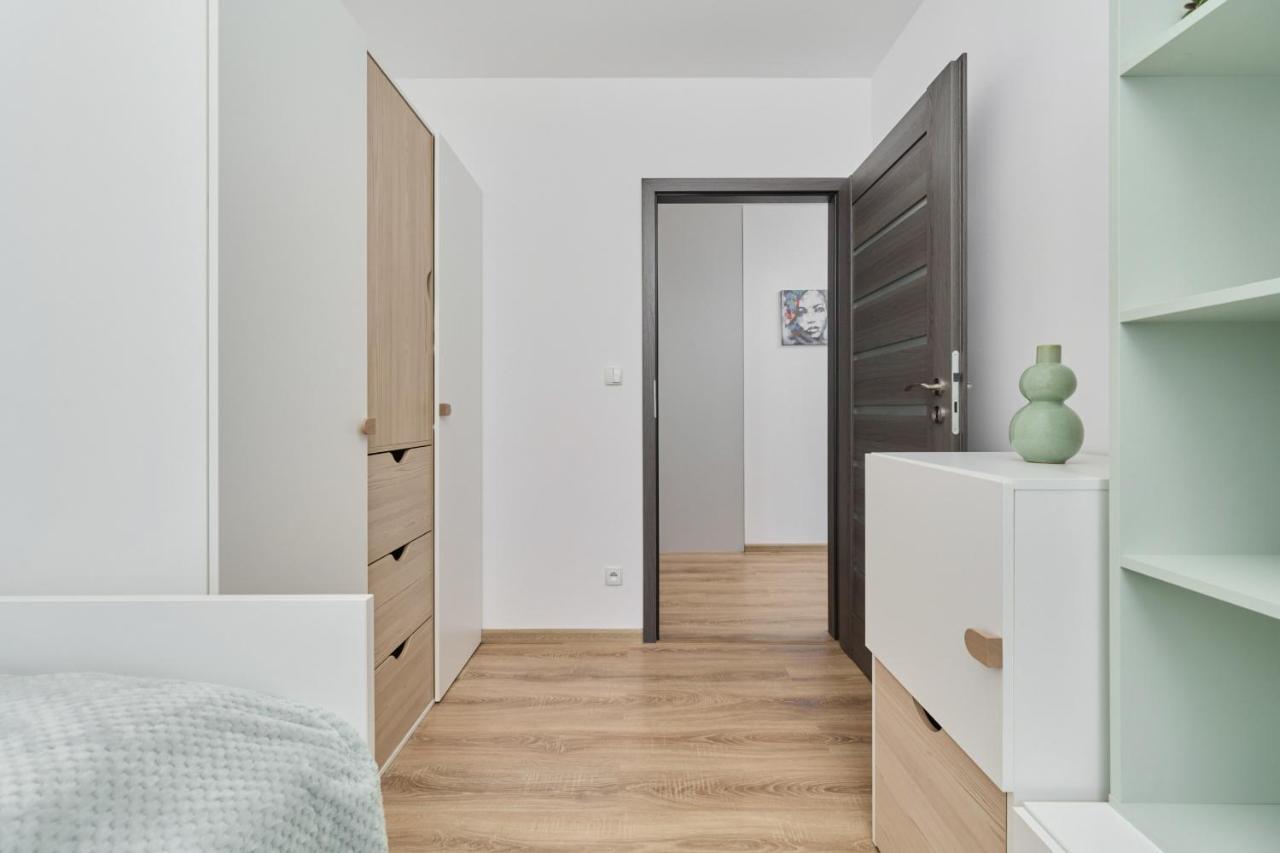 Spacious Apartment With Balcony Near The Slavic Hill Wroclaw By Renters Prestige Екстер'єр фото